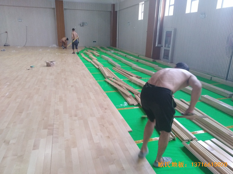 烏魯木齊達(dá)坂城中學(xué)籃球館運(yùn)動(dòng)木地板施工案例3