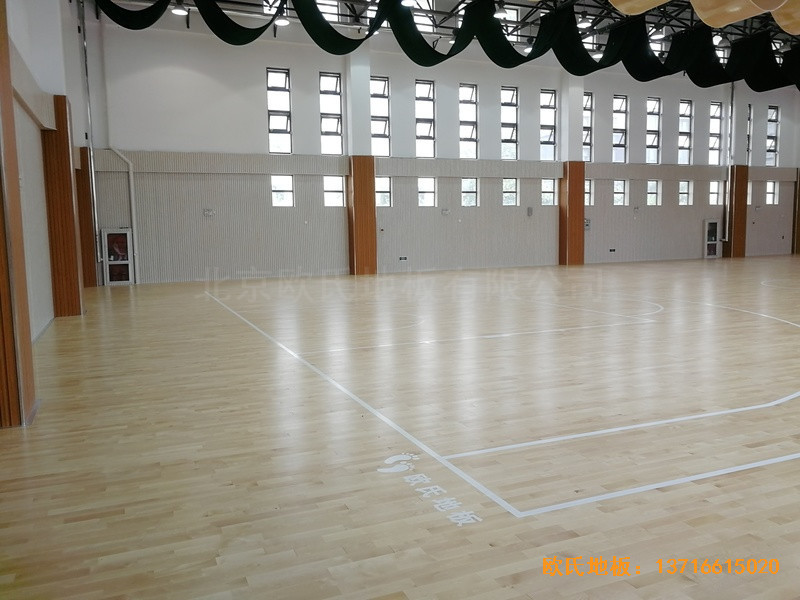 烏魯木齊達(dá)坂城中學(xué)籃球館運(yùn)動(dòng)木地板施工案例4