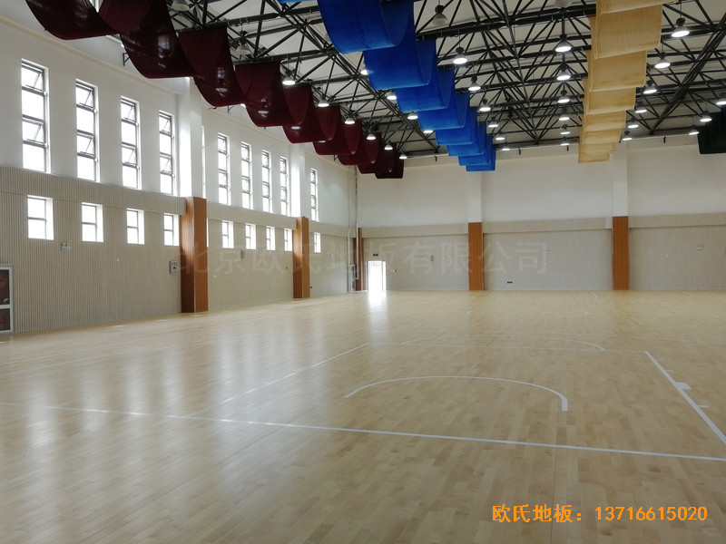 烏魯木齊達(dá)坂城中學(xué)籃球館運(yùn)動(dòng)木地板施工案例5